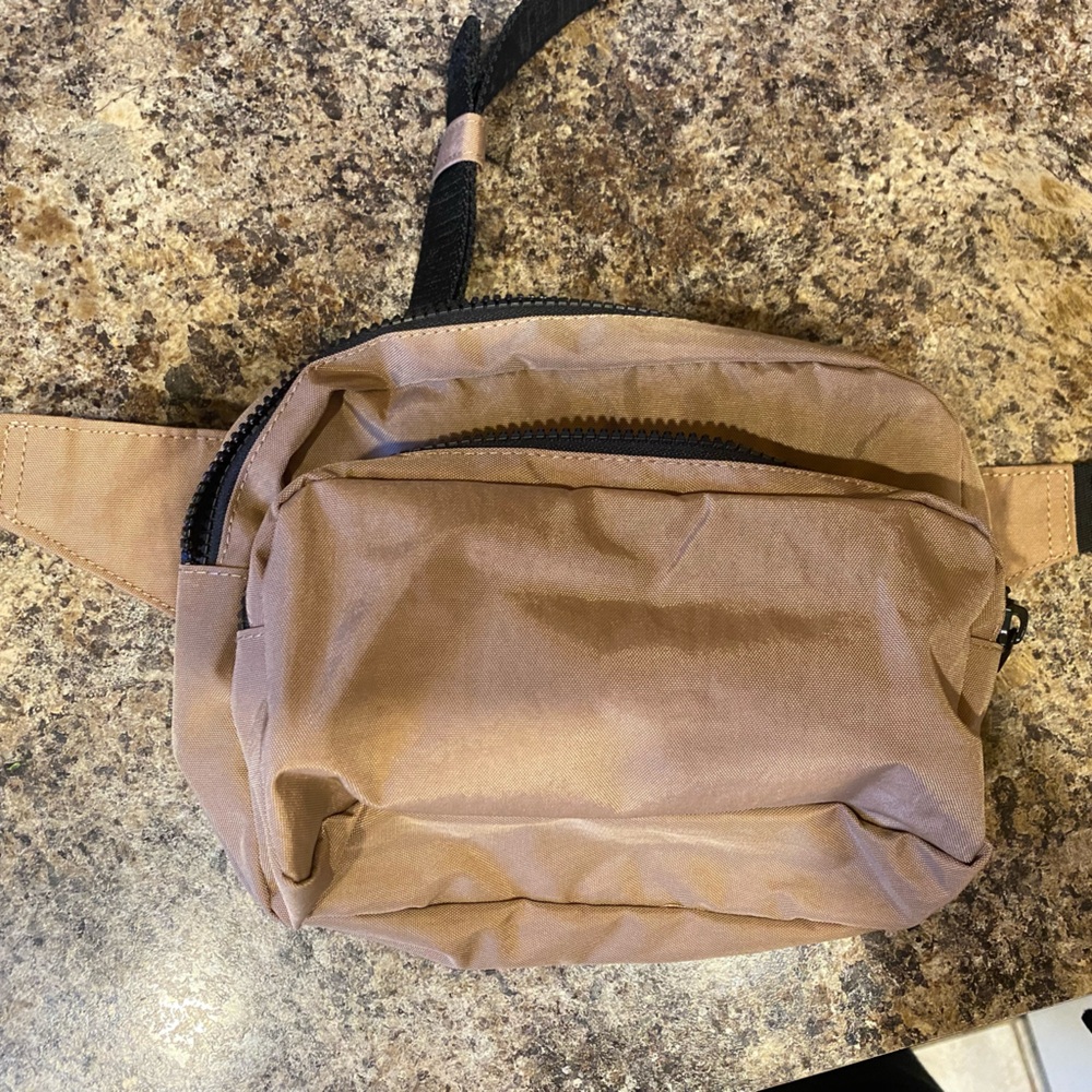 NWOT BAGGU Fanny Pack in Cocoa